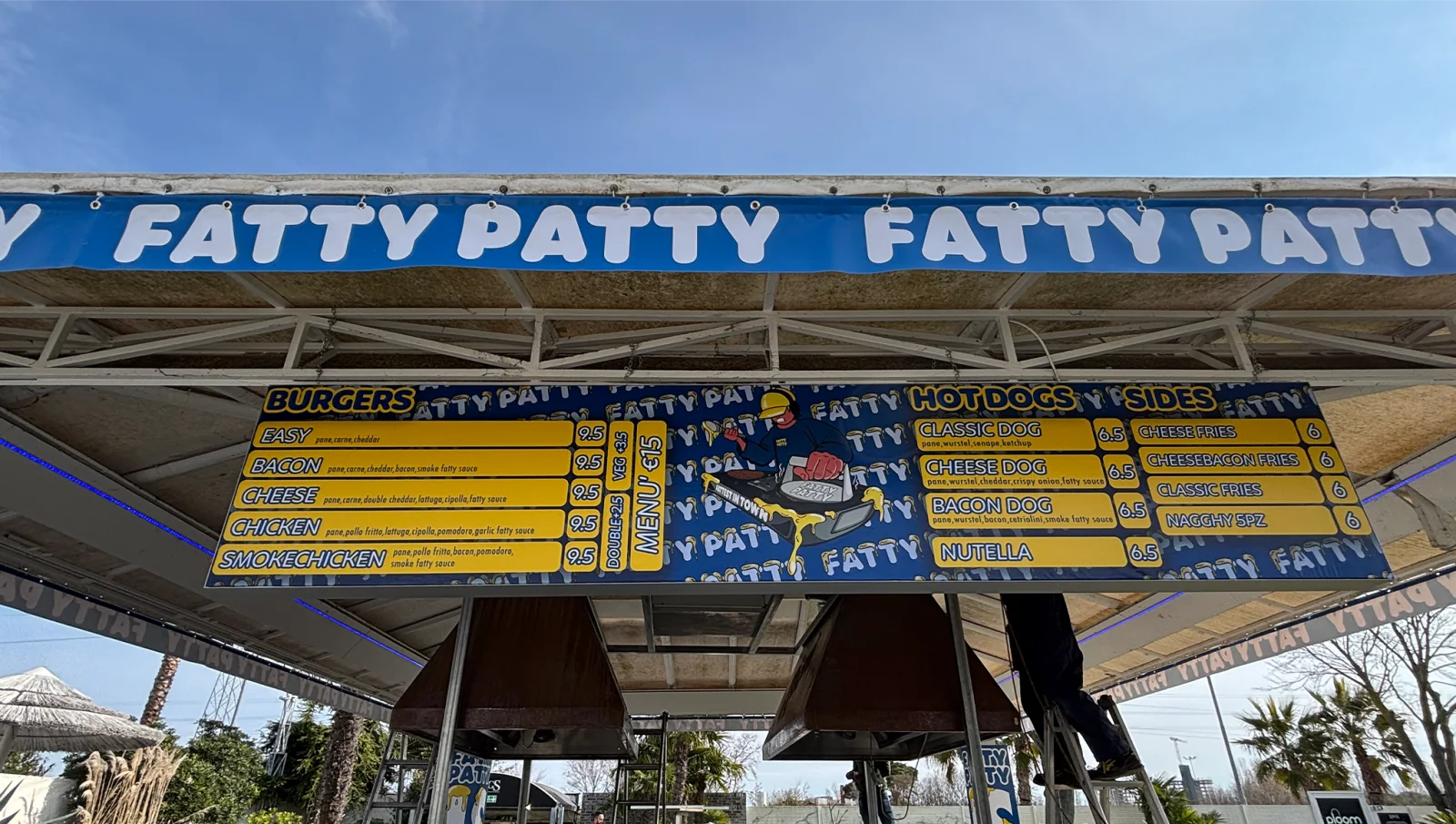 Dettaglio del menu board Fatty Patty montato sotto la tettoia dello stand