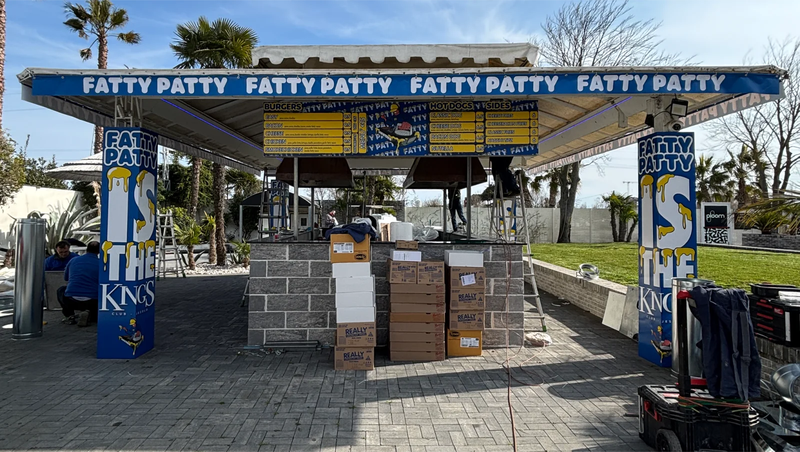 Lo stand Fatty Patty allestito al Kings Club di Jesolo, con banda, menu e colonne